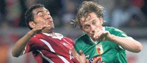 Zittern bis zuletzt. Relegation ist ein Nervenspiel, auch für Nürnbergs Choupo-Moting (l.) und Augsburgs de Roeck. Foto: ddp