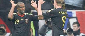 Überzeugende Bewerbung. Der Stuttgarter Cacau (links) empfahl sich mit zwei Toren für die WM, Stefan Kießling mit seine verpassten Chancen für die Ersatzbank. Foto: ddp