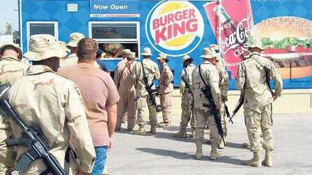 Geschlossen. Auch der neue Isaf-Kommandeur Stanley McChrystal will keine Vergnügungsmeilen: Im Isaf-Hauptquartier in Kabul, das einen lauschigen Biergarten besaß, verbot er den Alkoholausschank, Burger King auf der US-Basis Bagram ließ er dichtmachen. Foto: pa/dpa