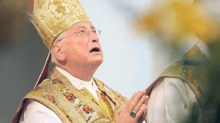 Hilfe von oben? Bischof Mixa dementiert den Missbrauchsvorwurf „mit Entschiedenheit“. Foto: dpa