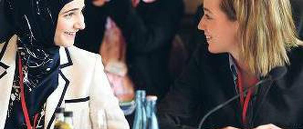 Dialog. Religionswissenschaftlerin Tuba Isik-Yigit und Familienministerin Kristina Schröder (CDU) auf der Konferenz. Foto: dpa