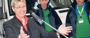 Übergabe. Tafel-Chefin Sabine Werth freute sich am Dienstag über 13 neue Transporter für die Spendenorganisation, die seit 17 Jahren Lebensmittel an Bedürftige ausgibt.Foto: Davids