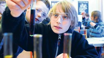 Prüfender Blick. Wie hier, im Unterricht am Humboldt-Gymnasium, steht das Expressabitur gerade zur Debatte.