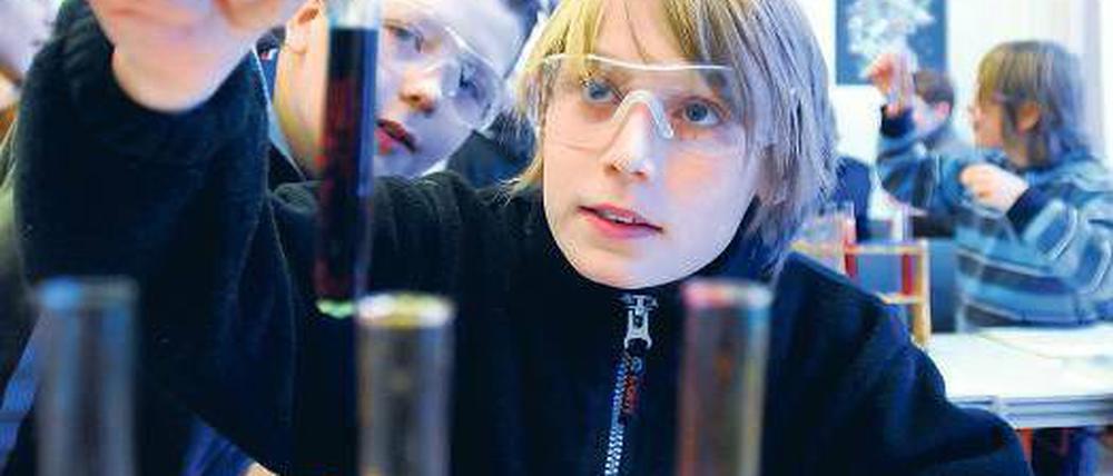 Prüfender Blick. Wie hier, im Unterricht am Humboldt-Gymnasium, steht das Expressabitur gerade zur Debatte. 