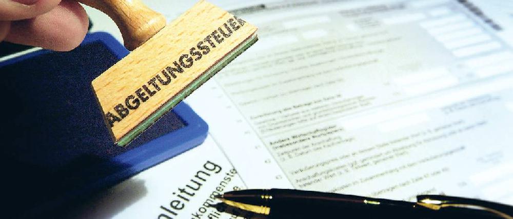 Noch nicht abgestempelt sind viele Steuererklärungen. Eigentlich müssen sie bis Ende Mai fertig sein – doch ohne die Bescheinigung der Bank geht das nicht. Foto: Kai-Uwe Heinrich