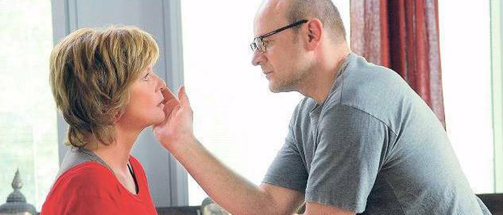 Problemlösung ab Mitte 40. Beate (Ulrike Kriener) und Oliver (Oliver Stokowski) kommen sich wieder näher. Foto: ZDF