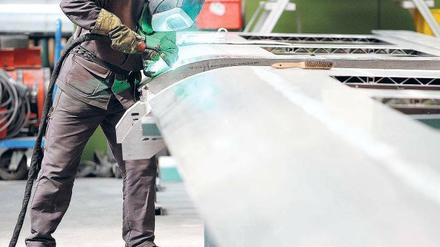 Flagschiff auf Schienen. Siemens-Techniker erledigten am Mittwoch im Krefelder Werk letzte Handgriffe am neuen ICE 3.