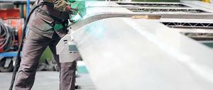 Flagschiff auf Schienen. Siemens-Techniker erledigten am Mittwoch im Krefelder Werk letzte Handgriffe am neuen ICE 3.