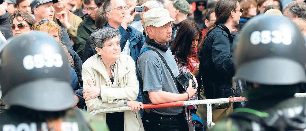 Erfolgreich dagegen. Tausende blockierten in Prenzlauer Berg die Straßen und verhinderten den Aufmarsch der Neonazis. Deren Rückzug bejubelten die Nazigegner mit Begeisterung.