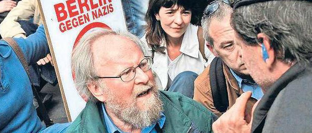 Sitzenbleiber. Wolfgang Thierse beim Protest gegen den Neonazi-Aufmarsch.