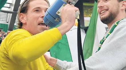 Fanliebling und Lautsprecher. Tim Wiese (l.) feiert mit dem Bremer Anhang. Foto: dpa