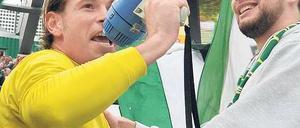 Fanliebling und Lautsprecher. Tim Wiese (l.) feiert mit dem Bremer Anhang. Foto: dpa