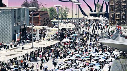 Lange Schlangen. Vor den Pavillons auf der Expo mussten die Besucher oft lang warten. Foto: AFP
