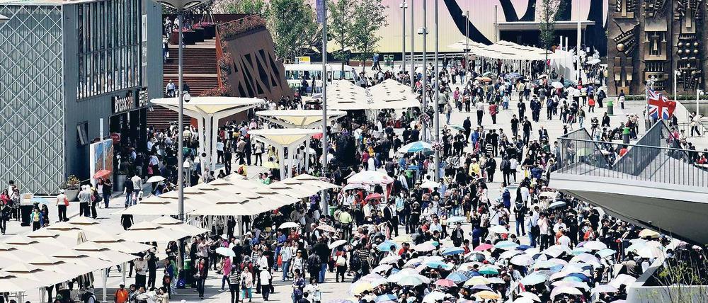 Lange Schlangen. Vor den Pavillons auf der Expo mussten die Besucher oft lang warten. Foto: AFP