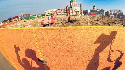 Verzögerungen drohen. Seit dem ersten Spatenstich vor vier Wochen hat sich auf der Baustelle fast nichts getan. Foto: Michael Urban/ddp
