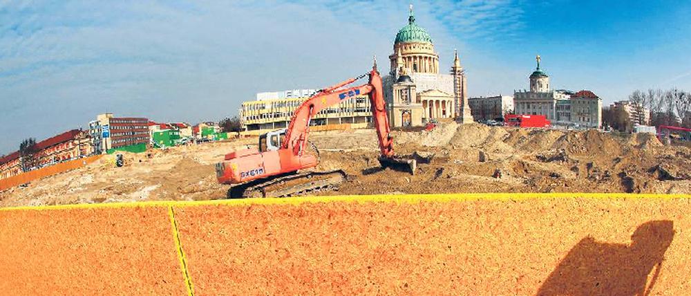Verzögerungen drohen. Seit dem ersten Spatenstich vor vier Wochen hat sich auf der Baustelle fast nichts getan. Foto: Michael Urban/ddp