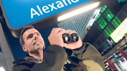Vor allem für die Tiere in der Innenstadt interessiert sich Derk Ehlert, der Wildtierbeauftragte des Senats. Zu seinen alten Bekannten gehört Waschbär Alex, der in einer Hotelgarage lebt. Neu ist dagegen der Uhu, der auf dem Märkischen Museum gesehen wurde.