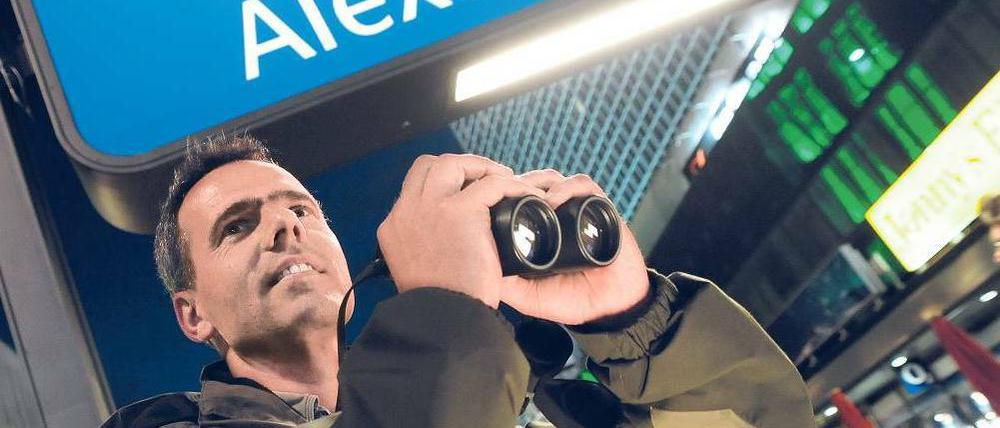 Vor allem für die Tiere in der Innenstadt interessiert sich Derk Ehlert, der Wildtierbeauftragte des Senats. Zu seinen alten Bekannten gehört Waschbär Alex, der in einer Hotelgarage lebt. Neu ist dagegen der Uhu, der auf dem Märkischen Museum gesehen wurde.