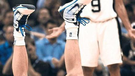 Am Boden. Nowitzki ist wieder in der ersten Play-off-Runde ausgeschieden. Foto: AFP