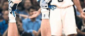 Am Boden. Nowitzki ist wieder in der ersten Play-off-Runde ausgeschieden. Foto: AFP