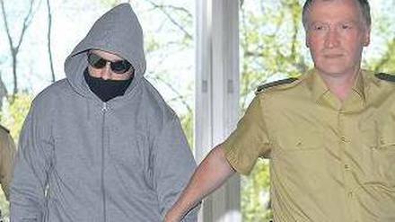 Der Angeklagte Georg R. am Donnerstag im Ansbacher Gerichtsgebäude. Foto: dpa