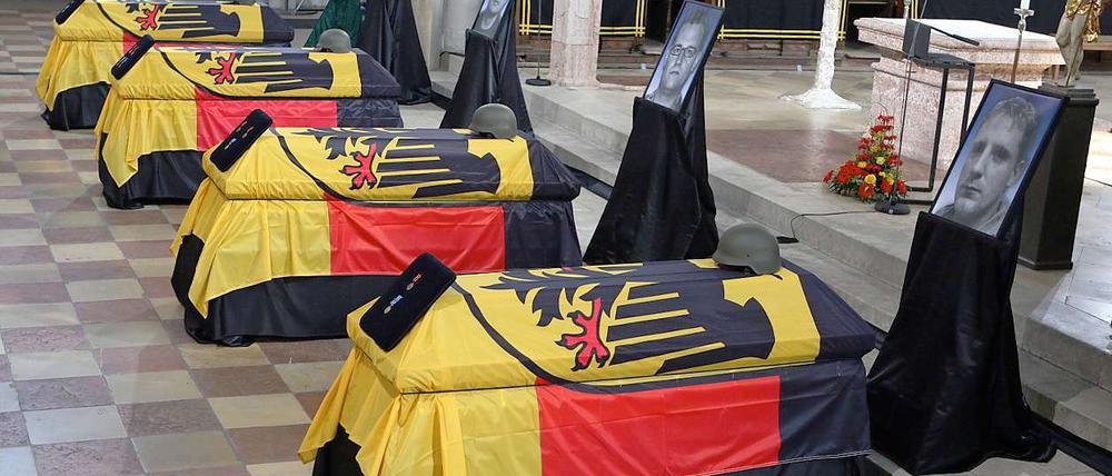 Die Särge der vier Gefallenen waren im Münster aufgebahrt.