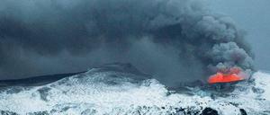 Er raucht noch immer, der Vulkan Eyjafjöll. Doch seit Donnerstag läuft der Flugverkehr wieder planmäßig. Wegen der Aschewolke war der Luftraum tagelang gesperrt. Foto: Reuters