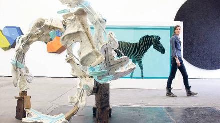 Zeitlos schaurig. Damien Hirsts Formaldehyd-Zebra „The Incredible Journey“ von 2008. Der Kreis namens „Har Megiddo“ besteht aus Fliegen und Rosinen. Foto: dpa / ©VG Bild-Kunst 2010