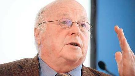 Schlagende Thesen. Ex-Arbeitsminister Norbert Blüm kämpft gegen die Leiharbeit. Seine Argumente untermalt er mit Handkantenschlägen.