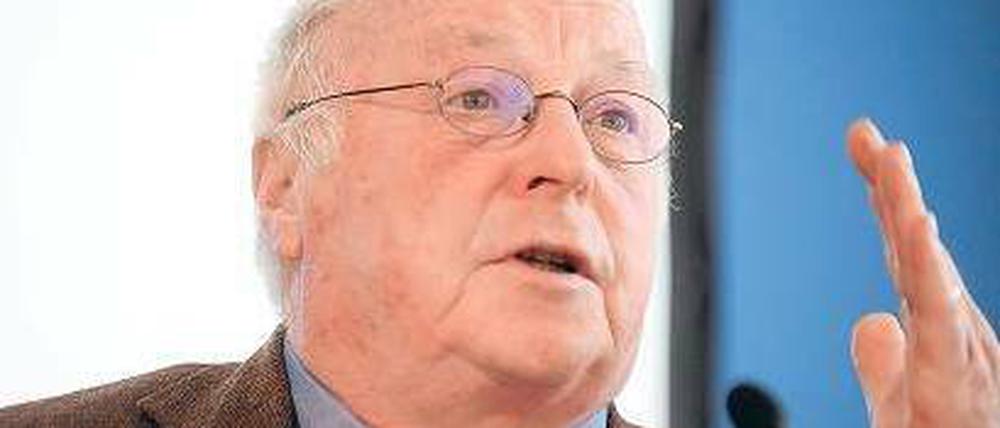 Schlagende Thesen. Ex-Arbeitsminister Norbert Blüm kämpft gegen die Leiharbeit. Seine Argumente untermalt er mit Handkantenschlägen.