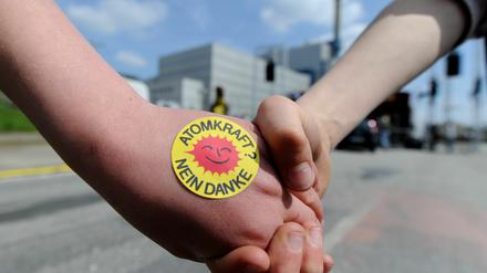 Hand in Hand gegen Atomkraft. 120 Kilometer lang ist die Menschenkette.