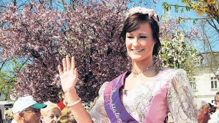 Hochwürden. Die Baumblütenkönigin 2010 heißt Jessica Seiffert. Ihre Vorgängerinnen mussten sich noch im Bikini um den Thron bewerben.