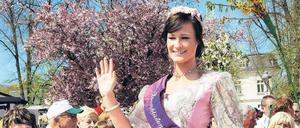 Hochwürden. Die Baumblütenkönigin 2010 heißt Jessica Seiffert. Ihre Vorgängerinnen mussten sich noch im Bikini um den Thron bewerben.