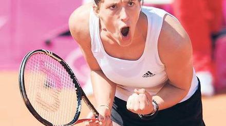 Die Spannung fällt ab. Andrea Petkovic konnte die Französin Pauline Parmentier im ersten Fed-Cup-Einzel mit 6:3 und 6:2 deutlich bezwingen. Foto: dpa