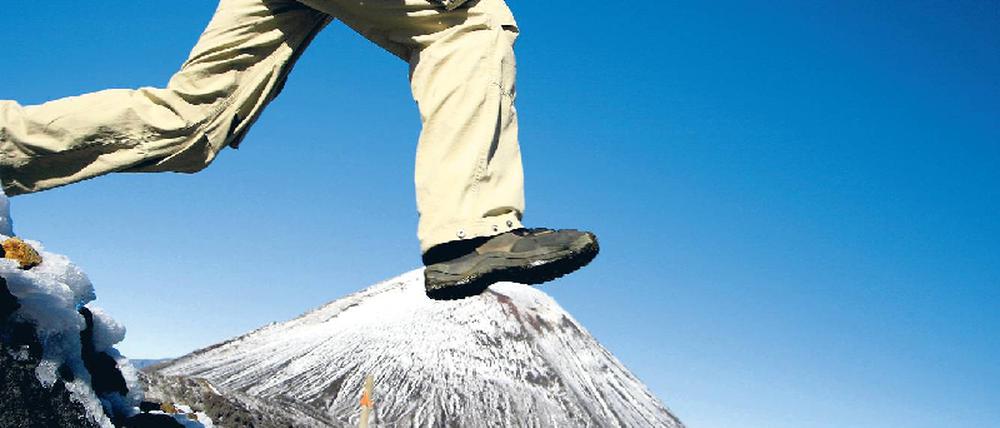 Nicht vor jedem Vulkan müssen Reisende die Flucht ergreifen. Im Gegenteil. Aktive Feuerspucker, wie der Ngauruhoe in Neuseeland, ziehen viele magisch an. Foto: Mauritius