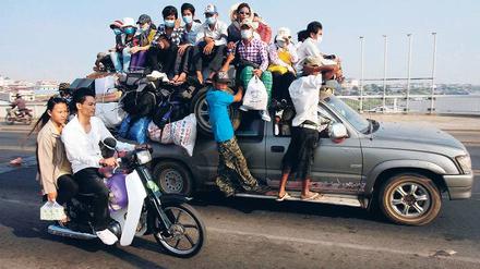 Nein, so wie diese kambodschanische Reisegesellschaft mussten sich vulkangeschädigte Flugpassagiere nicht behelfen. Foto: Reuters