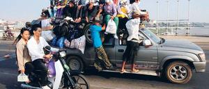 Nein, so wie diese kambodschanische Reisegesellschaft mussten sich vulkangeschädigte Flugpassagiere nicht behelfen. Foto: Reuters