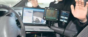 Hände frei. David Latotzky kann das Forschungsauto mit den Augen lenken. Das Design der Apparaturen scheint aber gewöhnungsbedürftig. 