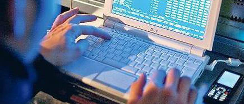 Angriff vom Schreibtisch: Cyber-Attacken nehmen weltweit zu. Foto: Keystone