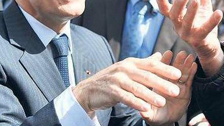 Freundlich, aber nicht lustig: Sarkozy will „Schluss machen“ mit Ökologie und Öffnung zur Linken, um sein schlechtes Image aufzupolieren.