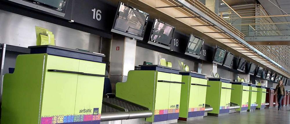 Gähnende Leere beim Check-in auf dem Riga International Airport.