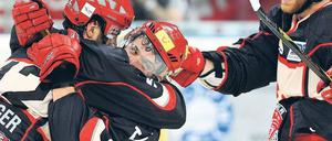 Kein Halten mehr. Hannovers Torschütze Chris Herperger (links) freut sich mit seinen Kollegen. Foto: dpa