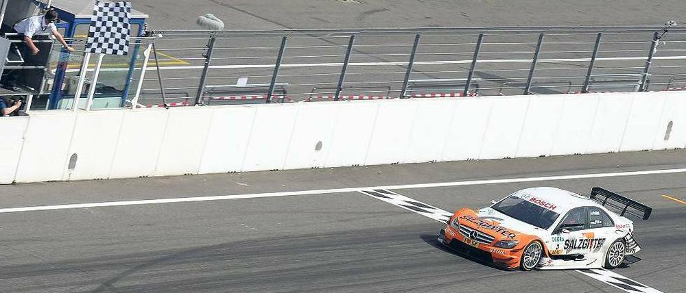 Die erste Zielflagge. Mercedes-Fahrer Gary Paffett siegt im ersten DTM-Rennen. Foto: dpa