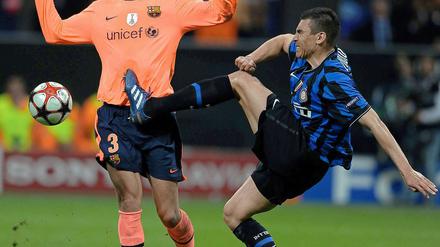 Augen zu und durch. Barcelonas Gerard Pique (l.) im Duell mit Lucio.