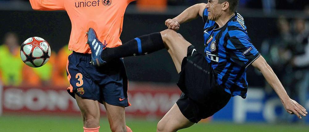 Augen zu und durch. Barcelonas Gerard Pique (l.) im Duell mit Lucio.