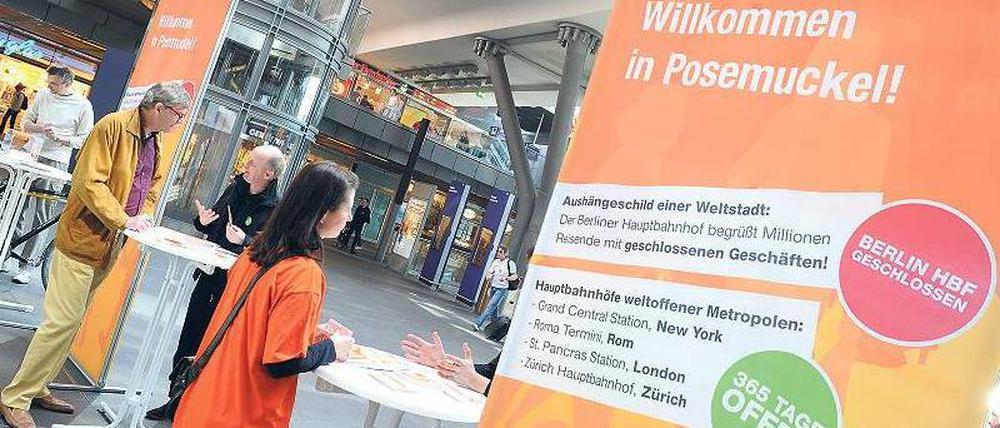 Offensive für Umsatz. Die Initiative „Willkommen in Posemuckel“ wirbt am Hauptbahnhof für die Sonntagsöffnung von Geschäften. Nach dem Landenöffnungsgesetz darf hier an Sonn- und Feiertagen nur verkaufen, wer Reisebedarf oder Souvenirs anbietet. Das bezirkliche Gewerbeamt hat Verstöße schon mit Bußgeldern geahndet. Foto: Uwe Steinert