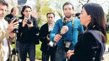 Erklärungsbedarf. Aygül Özkan im Gespräch mit Journalisten an ihrer neuen Wirkungsstätte in Hannover. Foto: ddp