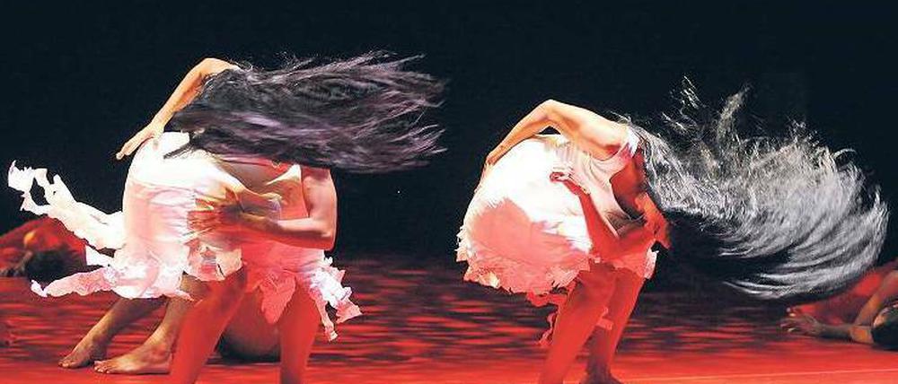 Feuervögel. Eine Szene aus dem Tanzstück „In the Black Garden“, mit dem die Company aus Israel das Wolfsburger Festival am Donnerstag eröffnen wird. Foto: Gadi Dagon /dpa