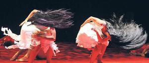 Feuervögel. Eine Szene aus dem Tanzstück „In the Black Garden“, mit dem die Company aus Israel das Wolfsburger Festival am Donnerstag eröffnen wird. Foto: Gadi Dagon /dpa