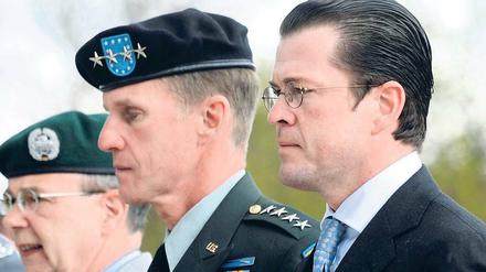 Unter Partnern. McChrystal (Mitte), Oberbefehlshaber der Afghanistantruppe Isaf, und Verteidigungsminister Guttenberg. 